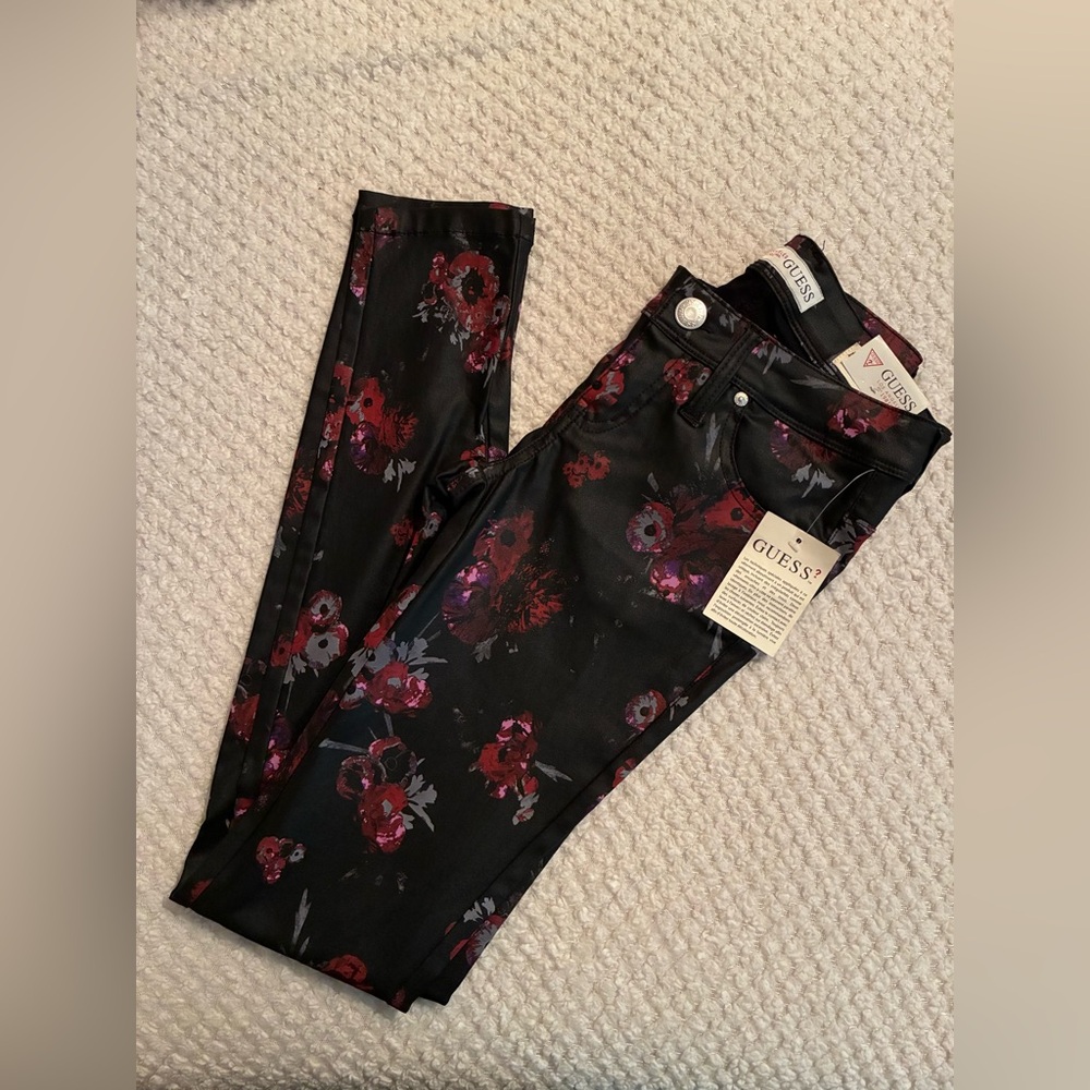 NWT | GUESS | Women's Black and Red Floral Skinny Pants | Size 26